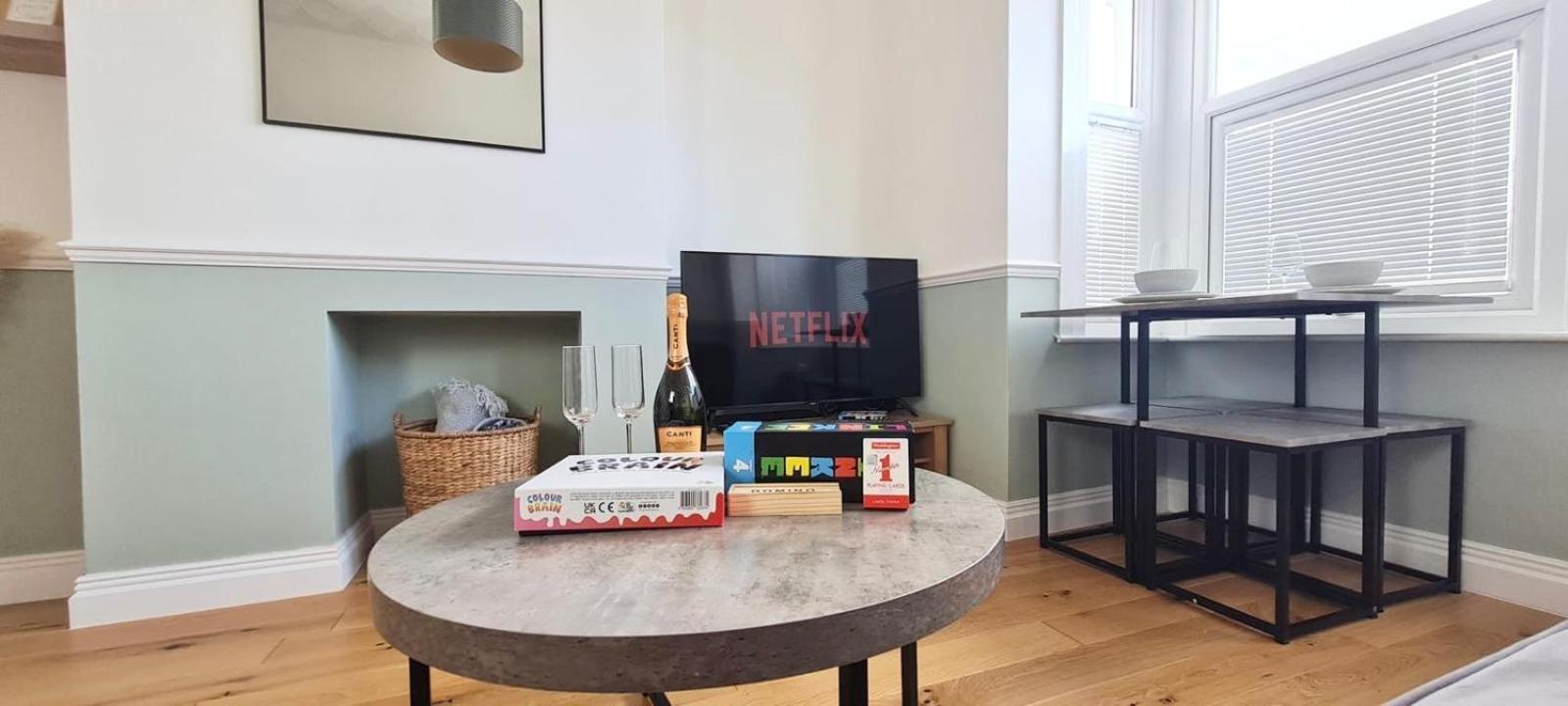 Westcliff-On-Sea Modern 2 Bedroom Apartment - Free Parking Southend-on-Sea Zewnętrze zdjęcie